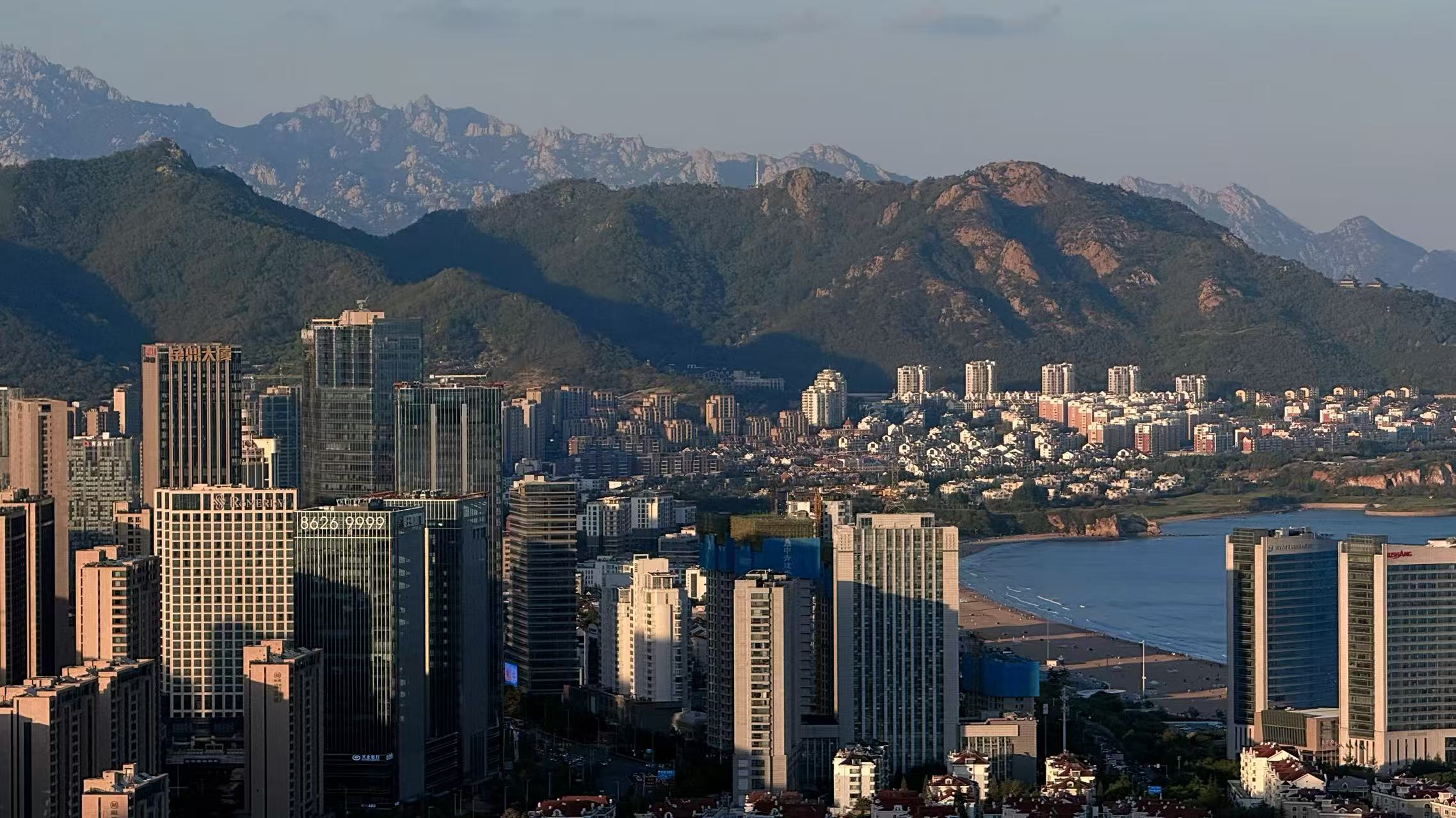 从青岛浮山俯瞰城市