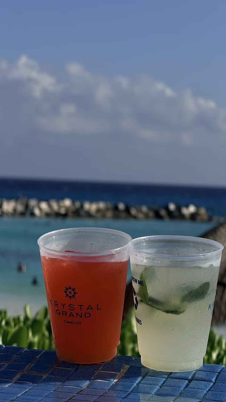 墨西哥坎昆海边的两杯饮品